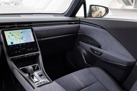 既述の助手席側ダッシュボードの“向き”に加え、ダッシュボードとドアトリムのオーナメントには連続性がもたされており、またドア側のインナーパネルには十分な“迎え”の量が確保されている。両者が曲面でひとつながりとなったように見せることで、内装の一体感、車内の包まれ感を強調しているのだ。