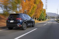 筑波山のふもとの紅葉を眺めつつ走る。アダプティブクルーズコントロールやレーンセンタリングアシストなどひととおりの先進運転支援機能も標準装備だ。