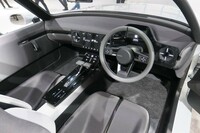 展示から2年を経た今でも新鮮味のある、「ビジョン コペン」のインテリア。シンプルで洗練されたデザインのなかに、スポーツカーらしさも見て取れる。