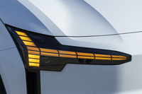 「トールハンマー」がモチーフのヘッドランプは、ピクセルごとにスリットを入れることで未来感が強くなっている。