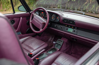 今回試乗した「911カレラ2カブリオレ」のコックピット。伝統的な水平基調のデザインは、最新の992型911にも受け継がれている。