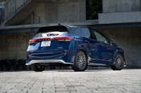 ボディーカラーは「オーロラフレアブルーパール」と「スーパーブラック」のツートン。AUTECHモデルには必ず青系のカラーが設定されており、総称して「オーテックブルー」と呼ばれる。