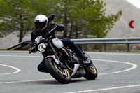 電子制御も充実しており、スロットルレスポンスを「スポーツ」「ロード」「レイン」から選べるライディングモードセレクターや、リーンアングルも検知して作動するコーナリングABSなどを搭載。トラクションコントロールは、状況に応じて任意でオフにできる。