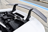 車両の後端には巨大なウイングが備わる。その根元には吸気口が設けられており、中に可動式のフラップが隠されている。