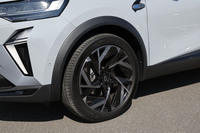 「エスプリ アルピーヌ」グレードには、19インチの専用アロイホイールが標準で装備される。今回の試乗車には225/45R19サイズの「ミシュランeプライマシー2」タイヤが装着されていた。