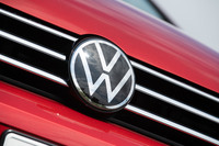 2019年から導入が進められている、フォルクスワーゲンの新デザインのエンブレム。「ゴルフ トゥーラン」にもようやく採用された。