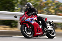 ヤマハの「Y-AMT」が、MTモード時には左スイッチボックスのレバーでシフト操作する（要は手でシフトする）のに対し、ホンダの「E-Clutch」は、既存のバイクと同じようにフットレバーでシフト操作する。