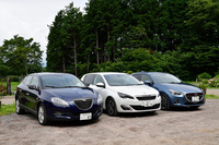 “見た目がミラージュ”な「プジョー308アリュール BlueHDi」を中心に記念撮影。（写真＝池之平昌信）