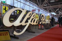 アルファ・ロメオの看板。販売者に聞けば、イタリア中部アレッツォの地元販売店に掲げられていたもの。全長は8mにおよぶ。