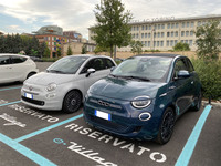 「フィアット500e」（写真右）。トリノにて2021年7月に撮影。