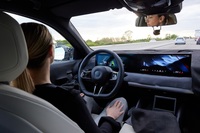 新型「BMW 5シリーズ」では、130km/hまでの追い越しを自ら行う「モーターウェイ アシスタント」を選択することができる。