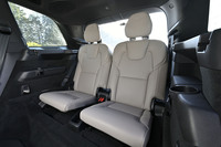 「XC90」の3列目シート。頭上のスペースには問題はないが、足元の余裕はミニマム。子供用、あるいはいざというときに備えた非常用シートと割り切ったほうがいい。