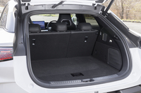 荷室の容量はRWD車も4WD車も同じ500リッター。テールゲートが寝ているため、高さのある荷物は積みづらいかもしれない。