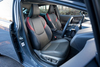 フロントウィンドウが寝ているため、乗り込む際には少し頭を下げることになる。写真からも分かるようにダッシュボードに奥行きがあり、車両の前端までがすごく遠い。