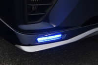 フロントプロテクターに組み込まれたブルーに点灯するシグネチャーLED。ひと目でAUTECHブランド車であることがわかる、ベース車両にはない専用アイテムだ。