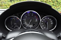 中央にタコメーターを置く。2リッターユニットのエンジン最高回転数は6800rpm。ちなみに1.5リッターは7500rpm。