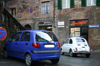 初代「大宇マティス」の後期型（左）。脇を通る「フィアット500」は、何を思っていただろうか。2005年にシエナで。