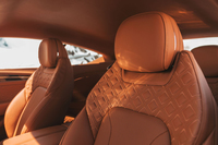 上質なレザーを用いたシート表皮には、ダイヤモンド型の凝った刺しゅうが施される。