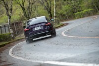 サスペンションはフロントがマクファーソンストラット式でリアがマルチリンク式。減衰力可変ダンパーは「M240i」のみに設定されるオプションとなっている（「ファストトラックパッケージ」に含まれている）。