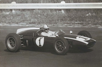 ジャック・ブラバムがドライブする「クーパーT53」。コヴェントリー・クライマックス製の直列4気筒DOHCエンジンを、ミドシップ搭載していた。