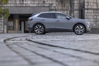 ボディーサイズは全長×全幅×全高＝4585×1850×1640mmで、ホイールベースは2770mm。車重は2140kgにも達する。