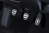 ペダルのレイアウトはご覧のとおり。クラッチのミートポイントが床面に近く、渋滞時でもストレスは最小限だ。