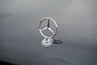 今では少し懐かしいスリーポインテッドスターのボンネットマスコットを装備。ボディー前端が分かりやすいという実利もある。