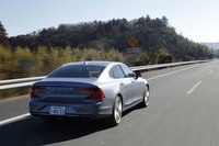 サスペンションはフロントにダブルウイッシュボーン、リアにはグラスファイバー複合素材のリーフスプリングを用いたインテグラルアーム式（マルチリンク）を採用する。「V90」とは異なり、エアサスペンションは設定されていない。