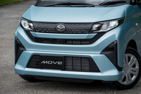 新型では「カスタム」を廃止し、全車が同じフロントマスクに（多少のトリムの違いはある）。「光りモノが足りない！」という方のために黒い部分に装着するメッキのディーラーオプションがたっぷりと用意されている。