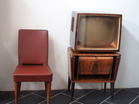 脇に置かれたテレビは、独グルンディッヒ製である。