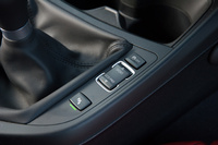 サスペンションをはじめとした走行モードは、センターコンソールに備わる「ドライビング・パフォーマンス・コントロール」のスイッチで切り替える。