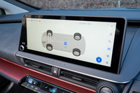 「プリウス」のセンタースクリーンは8インチが標準で、試乗車の12.3インチはオプション。バックカメラ映像なども大きく表示されるので、できれば装着したい。