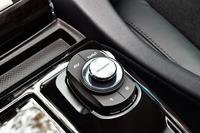 付属のスマートコマンダーはセンターコンソールに専用ホルダーで装着されていた。地図スケールをダイヤルで切り替えられるのが便利。
	 