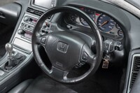 ディンプル加工が施されたレザーステアリングホイールは経年劣化（？）でツルツルだった。クルーズコントロールのボタンに「RESUME」と並んで「加速」と書かれているところに味わいがある。