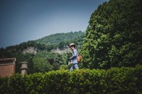 昭和のおじさんではありません。BMWクラシックのオフィシャル写真の中に偶然あった、取材に奮闘する筆者。