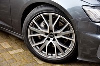 「Sラインパッケージ」装着車には19インチのタイヤ＆ホイールが装備されるが（標準は18インチ）、テスト車はさらに大きな20インチを履いていた（オプション）。