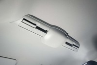 天井には薄型のサーキュレーターが設置される。小風量の高速気流を吹き出し、前後席の室温を均等に保つ。