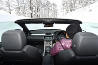 走行中でも48km/hまでであればルーフの開閉は可能。展開に21秒、格納に18秒を要する。