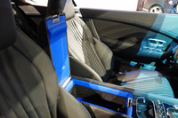 インテリアにはヒドン・デライト仕様を採用。収納の内部などにクラインブルーのアクセントが施される。