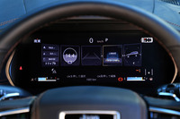 メーターに替えて装備されるフル液晶の「EVIC（エレクトロニックビークルインフォメーションセンター）」。表示の種類は5種類から選択可能だ。