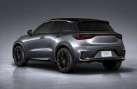 リアは一文字のリアコンビランプが特徴。フェンダーのふくらみが力強さや躍動感を印象づける。