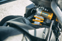 サスペンションの仕様は本文の通り。フロントはプリロードと減衰特性の、リアは段階的なプリロードの調整が可能だ。