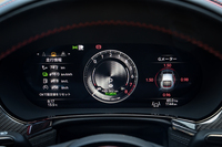 メーターパネルは先代モデルも液晶式だったが、表示レイアウトを一新。タコメーターの盤面の輝きなど細部まで描きこまれている。