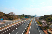 3D高精細マップとは、その名の通り道路情報を3Dデータ化したもので、実にcmレベルの緻密さを誇る。また、破線や白線、黄線といったすべてのレーンの区分線情報や、速度標識、案内表示、ランドマークなどの情報も含んでいる。