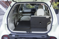 後席の背もたれは倒した先でカチリと固定される。跡地は見事なまでにフラットだ。