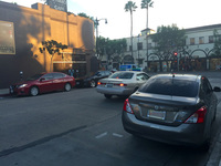 ハリウッド大通りにつながるストリートで。車種を確認できる5台中3台は、日本ブランドである。