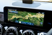 改良ではナビゲーションシステムもメルセデス・ベンツ最新のものにアップデート。オプションでARナビも用意される。