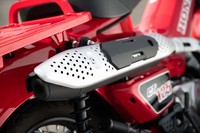 マフラーはアップタイプ。排気口と吸気口が高い位置にレイアウトされているため、水場への進入も可能となっている。