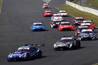 GT500クラスのスタートシーン。予選トップは、最終的に3位でレースを終えたNo.24 リアライズコーポレーション ADVAN Zだった。