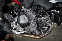 パワーユニットにはドゥカティのVツインモデルで順次導入が進んでいる、排気量890cc、挟み角90°のV型2気筒エンジンを採用。優れた出力特性に加え、単体で54.5kgという軽さも特徴として挙げられる。